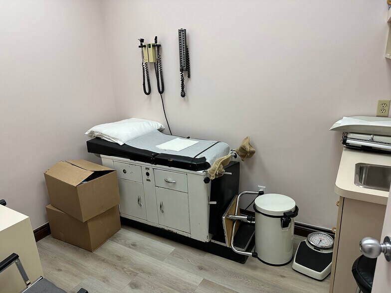More Photos Of 27 Roncesvalles Ave, Toronto Medical For Lease