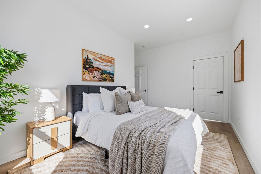 More Photos Of 2730 23rd St, San Francisco Showroom For Sale