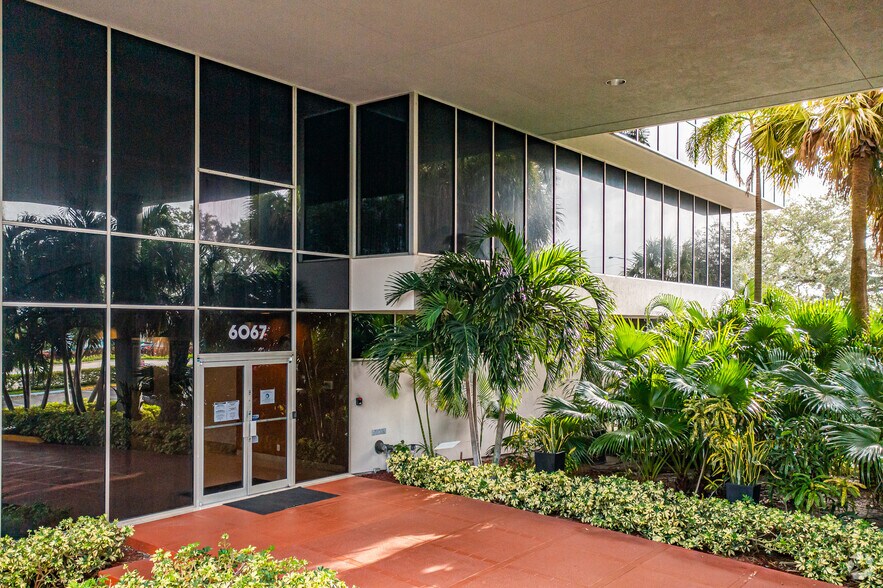 More Photos Of 6067 Hollywood Blvd, Hollywood Office For Sale