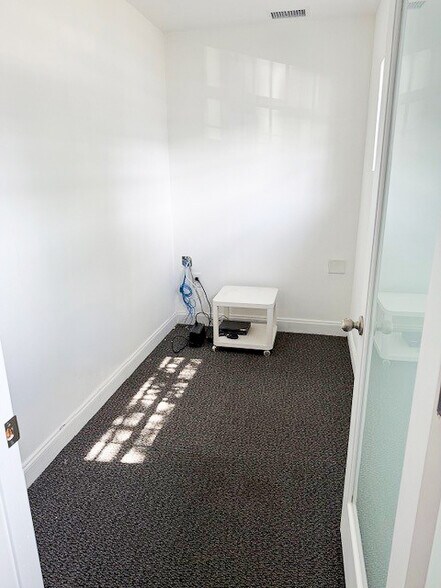 More Photos Of 8335-8349 NW 64th St, Miami Light Distribution For Sale
