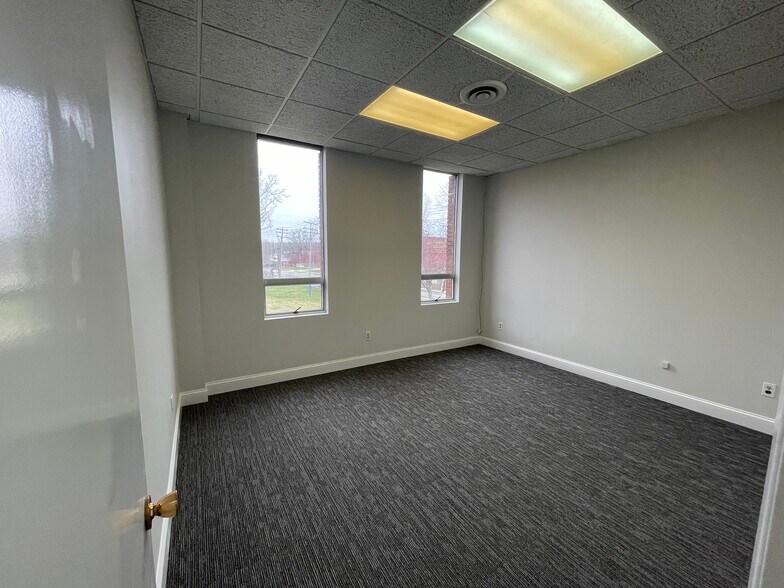 More Photos Of 80 Maple Ave, Smithtown Office For Lease