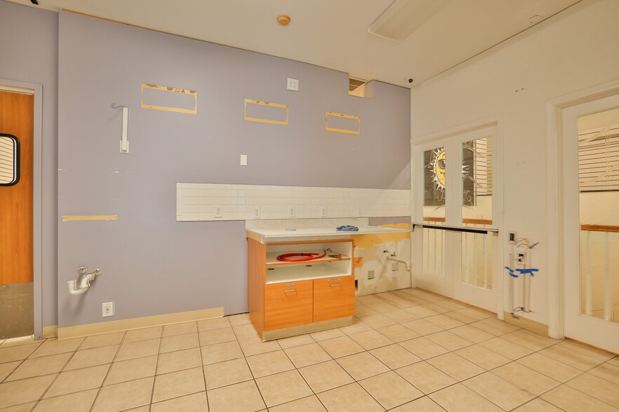 More Photos Of 107 N Bluff Rd, Collinsville Storefront For Sale