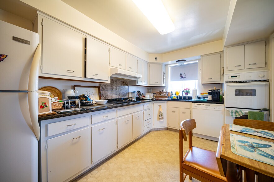 More Photos Of 17100 Van Aken Blvd, Cleveland Apartments For Sale