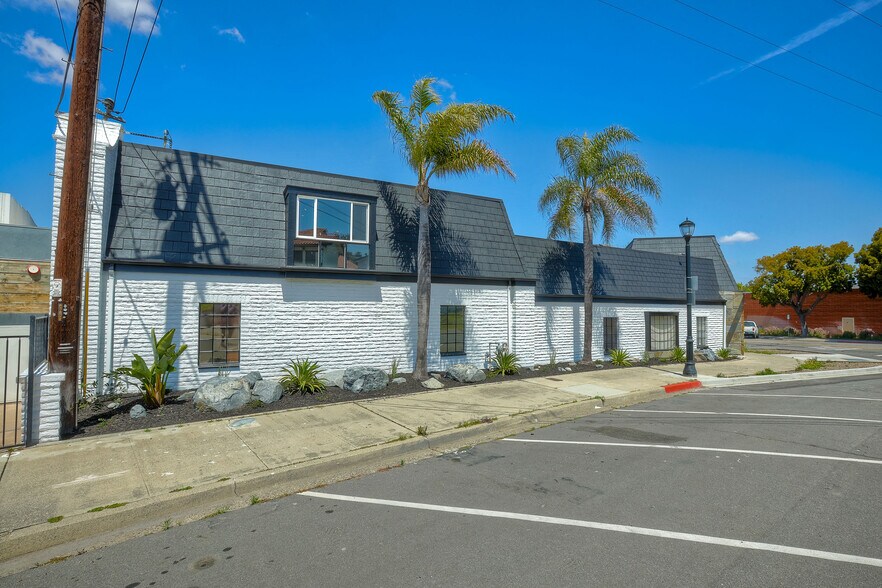 More Photos Of 249 S Indiana Ave, Vista Bank For Lease
