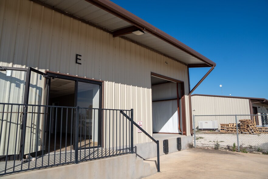 More Photos Of 2550 County Road 279, Leander Freestanding For Lease
