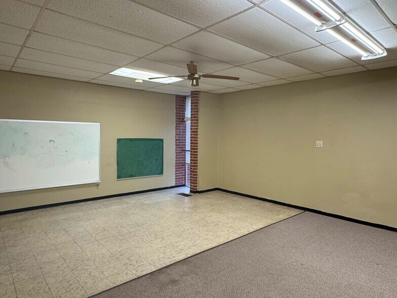 More Photos Of 1810 E Broadway Ave, Enid Flex For Lease