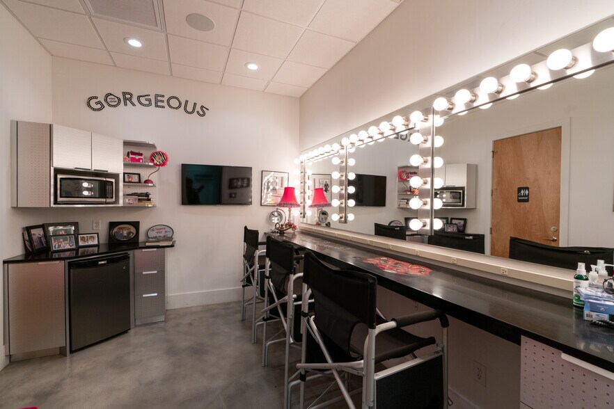 More Photos Of 3158 24th Ave N, Saint Petersburg Showroom For Sale