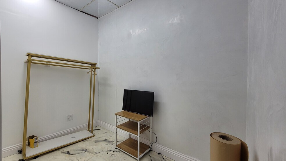 More Photos Of 438 N Fairfax Ave, Los Angeles Storefront For Lease