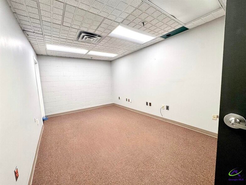 More Photos Of 801 Valley Dr, Perry Distribution For Lease