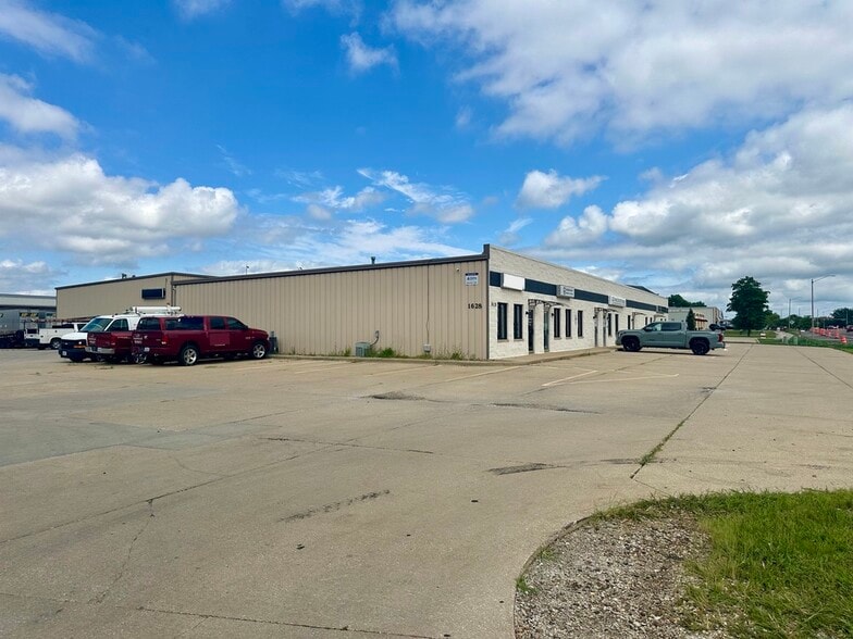 More Photos Of 1628 Commerce Pky, Bloomington Flex For Lease