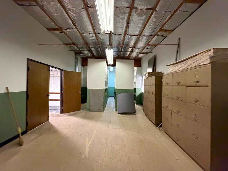 More Photos Of 5 Airpark Vista Blvd, Dayton Manufacturing For Sale