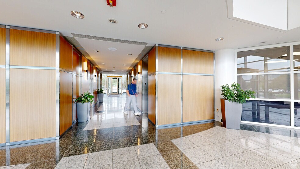 More Photos Of 8910 Purdue Rd, Indianapolis Office For Sale