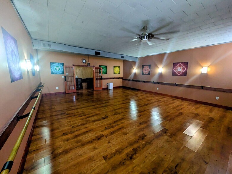 More Photos Of 195 W Statesville Ave, Mooresville Freestanding For Sale