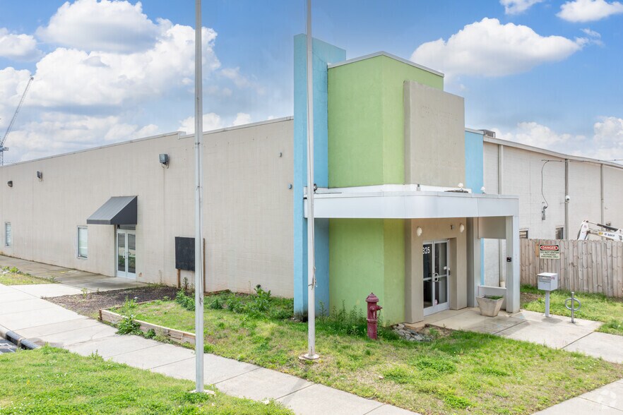 More Photos Of 3325 S Tryon St, Charlotte Health Club For Sale