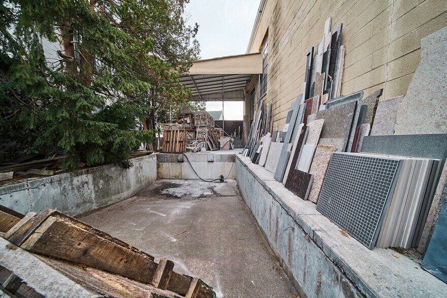 More Photos Of 2100 Jericho Tpke, Garden City Park Warehouse For Lease