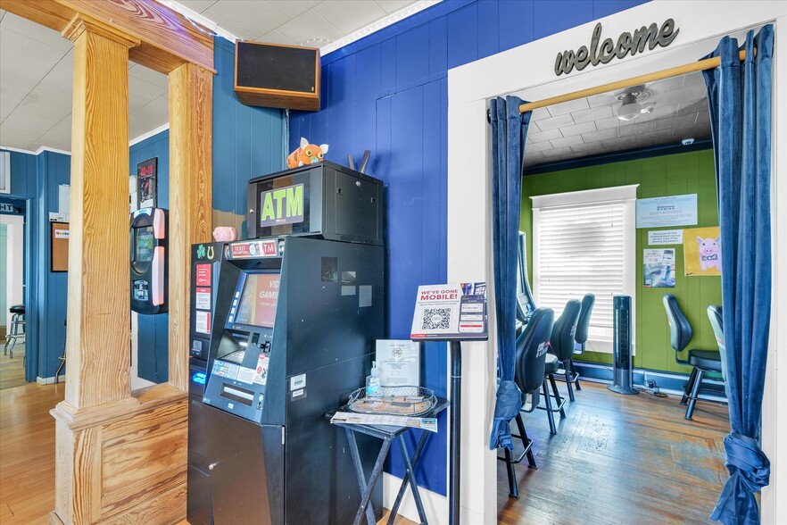 More Photos Of 207 E Main St, Toledo Bar For Sale