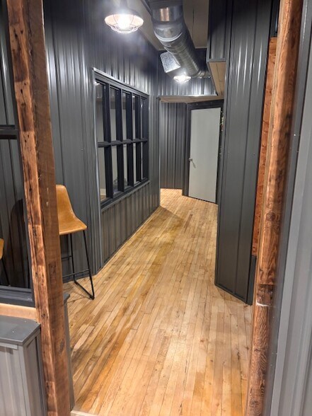 More Photos Of 160 S Poplar St, Elizabethtown Showroom For Lease