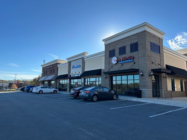 More Photos Of 14013 N Creek Village Dr, Huntersville Unknown For Lease