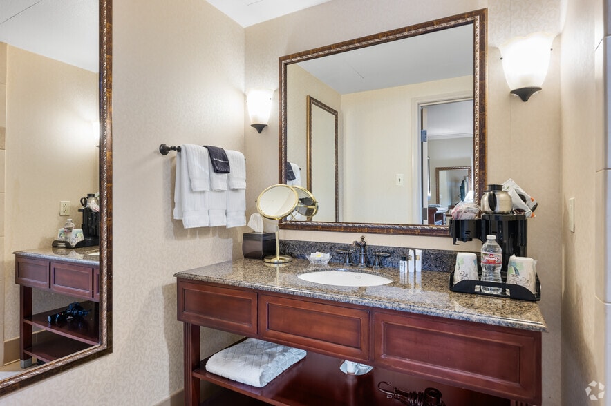 More Photos Of 250 E James St, Cleburne Hotel For Sale