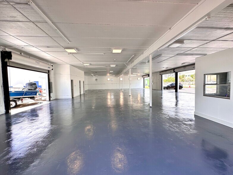 Primary Photo Of 960 S Dixie Hwy W, Pompano Beach Showroom For Lease