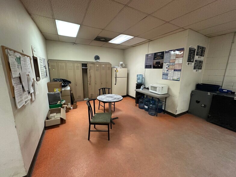 More Photos Of 2029 Plymouth Ave, Waterloo Flex For Sale