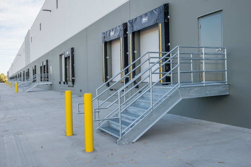 More Photos Of 120 Velocity Way, Shepherdsville Distribution For Lease