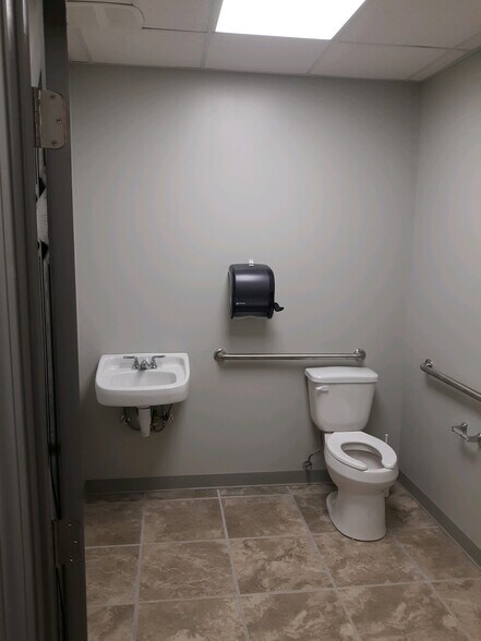 More Photos Of 110 Spacegate Dr NW, Huntsville Industrial For Lease