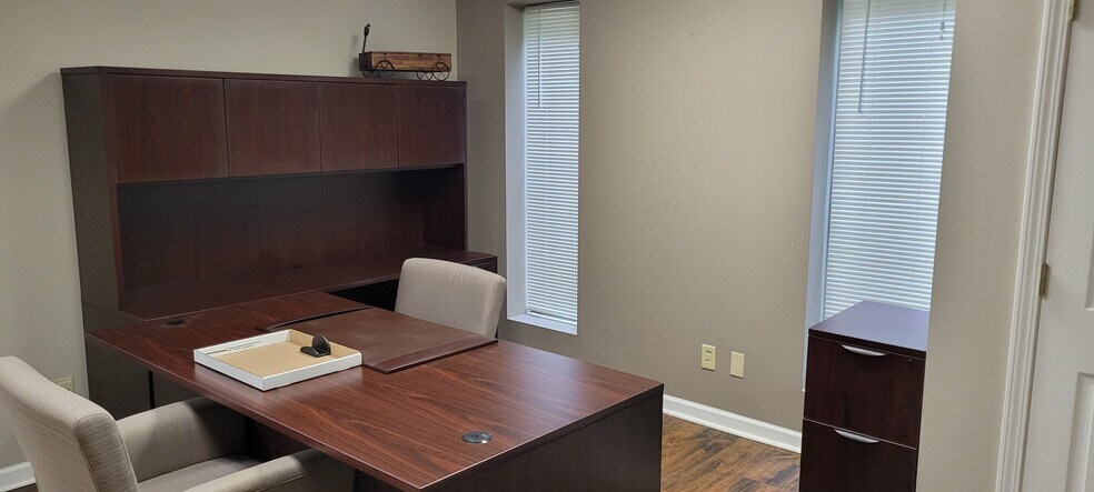 More Photos Of 4882 English Towne Dr, Memphis Warehouse For Lease