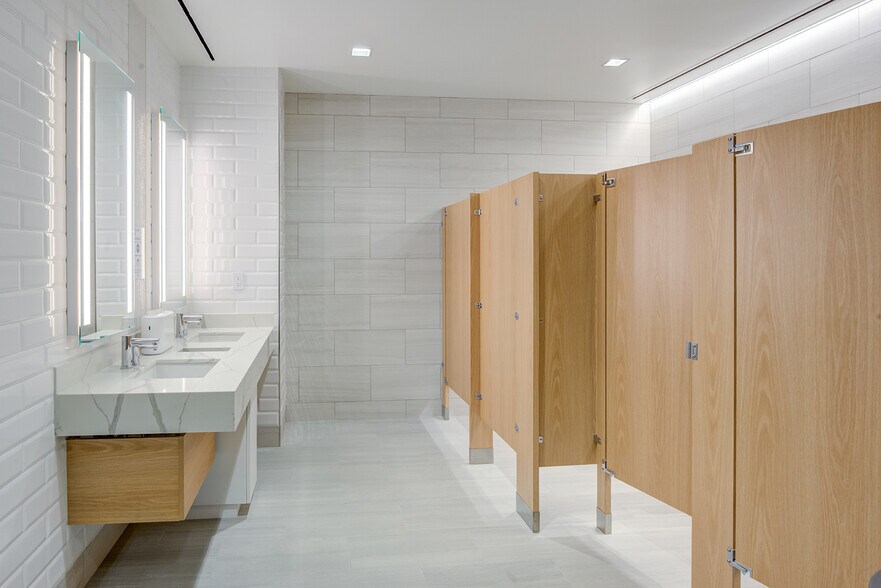 More Photos Of 2255 Glades Rd, Boca Raton Office For Lease