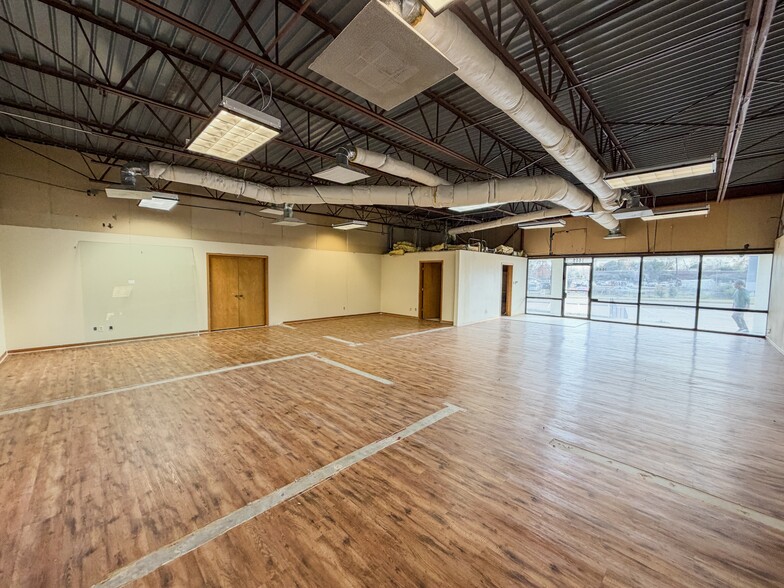 More Photos Of 1449 Forest Ln, Garland Office For Lease