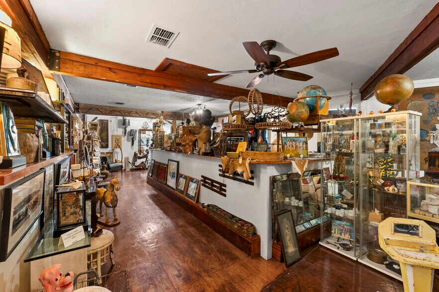 More Photos Of 1725 S US Highway 281, Blanco Freestanding For Sale