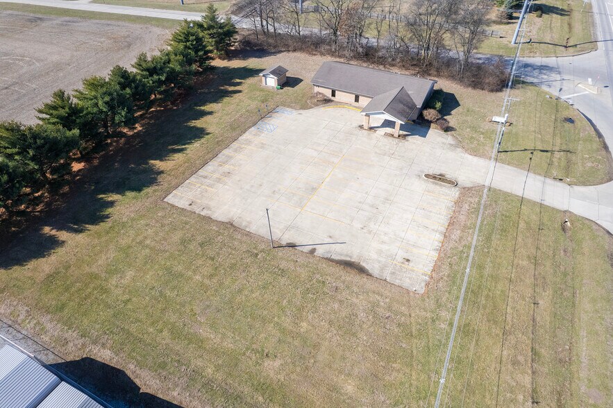More Photos Of 2103 W 9th St, Mount Carmel Office For Sale