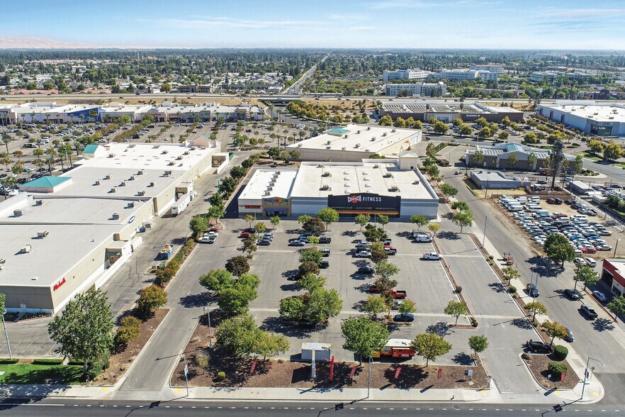 More Photos Of 7370-7374 N Blackstone Ave, Fresno Freestanding For Sale