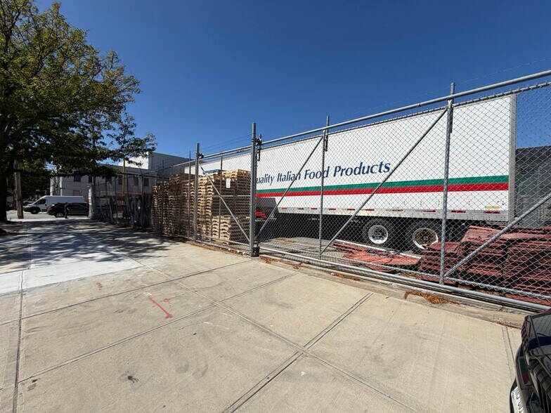 More Photos Of 18-78 Steinway St, Astoria Land For Lease