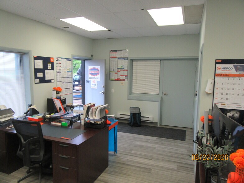 More Photos Of 4629 Crossroads Park Dr, Liverpool Light Distribution For Lease