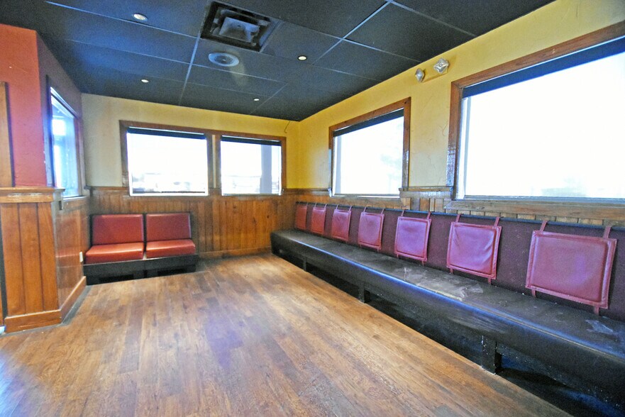 More Photos Of 3939 1st Ave SE, Cedar Rapids Restaurant For Lease