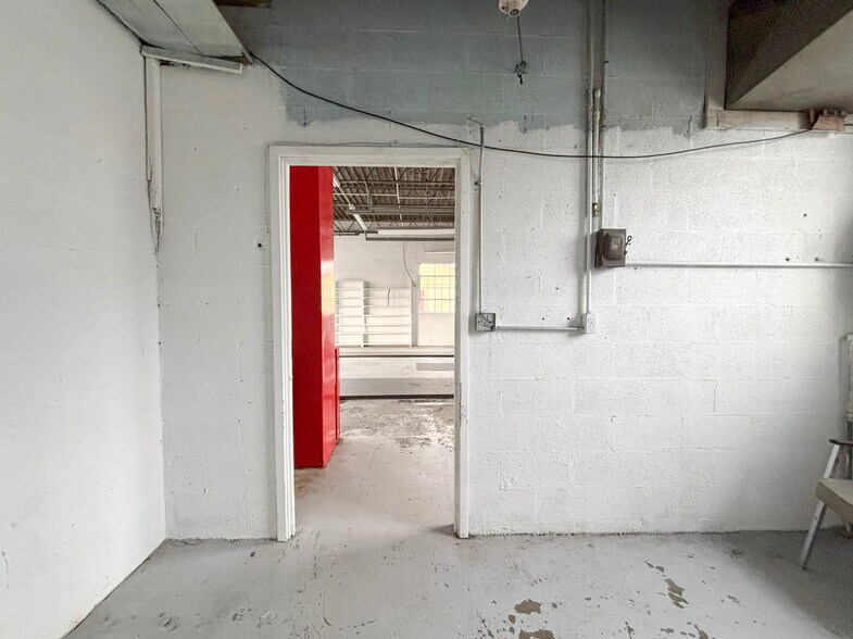 More Photos Of 507 S 12th St, Murray Flex For Sale