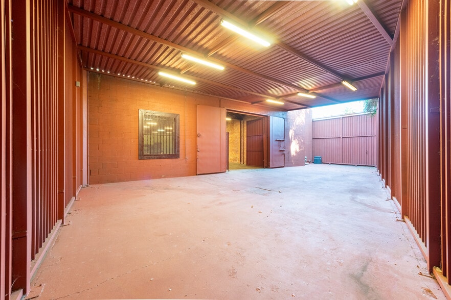 More Photos Of 5000 W Adams Blvd, Los Angeles Showroom For Lease