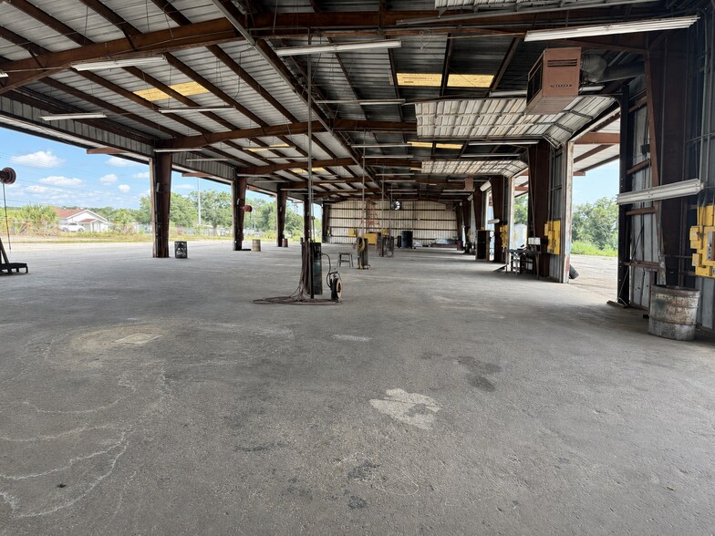 More Photos Of 100 Thornhill Rd, Auburndale Manufacturing For Lease