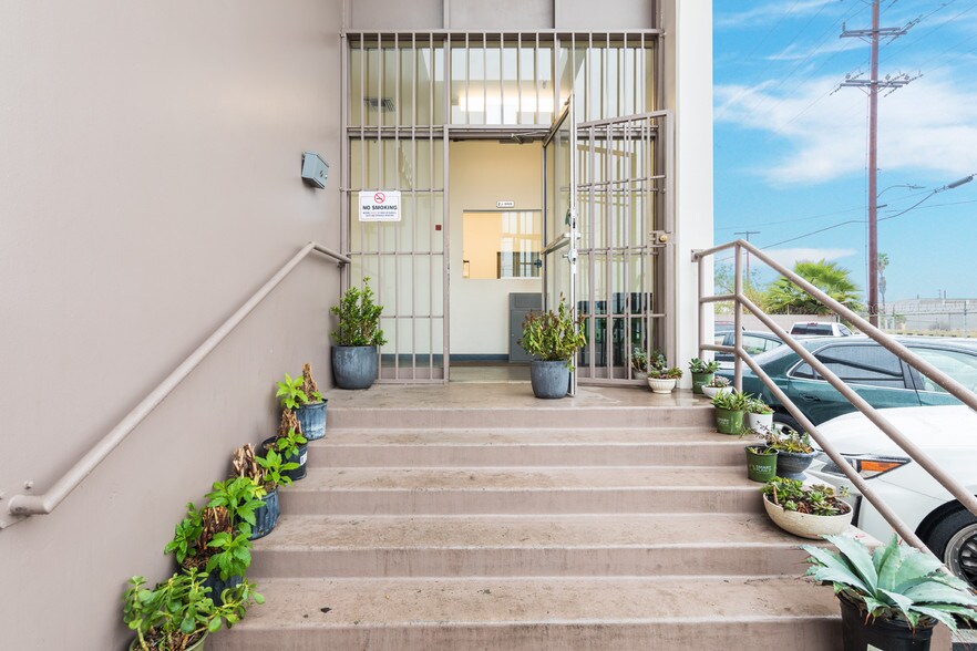 More Photos Of 1900-1950 E 25th St, Vernon Manufacturing For Lease