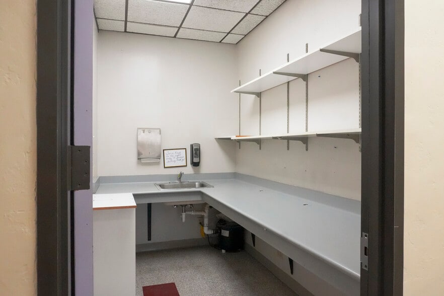 More Photos Of 11559 Leopard St, Corpus Christi Medical For Lease