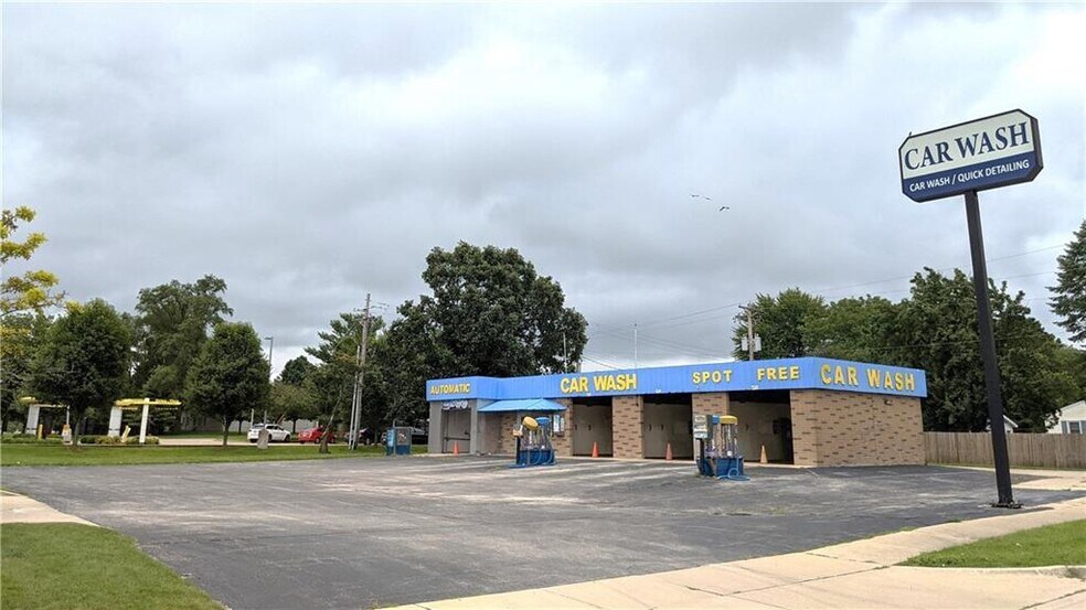 More Photos Of 138 E Highland Dr, Forsyth Specialty For Sale