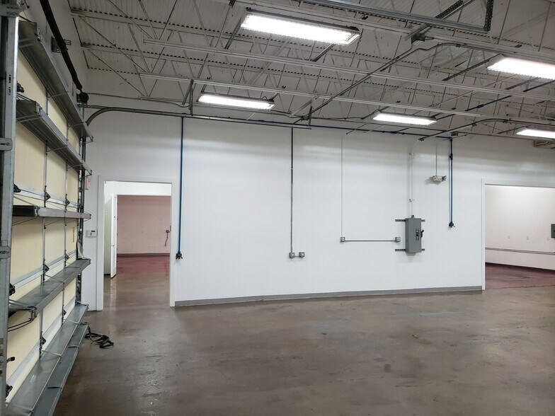 More Photos Of 3059-3061 SE Monroe St, Stuart Warehouse For Lease
