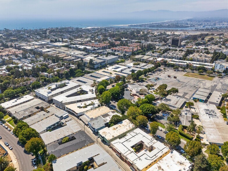 More Photos Of 7736 Paseo del Rey, Venice Apartments For Sale