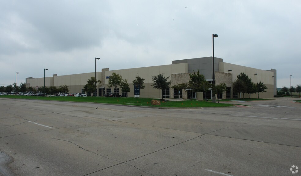 More Photos Of 700 Freeport Pky, Coppell Warehouse For Lease