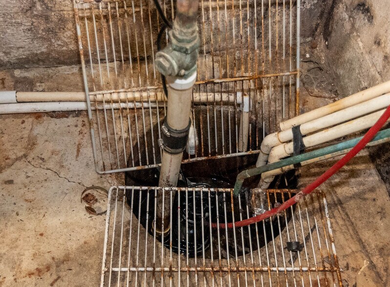 More Photos Of 2816 Old North Point Rd, Baltimore Bar For Sale