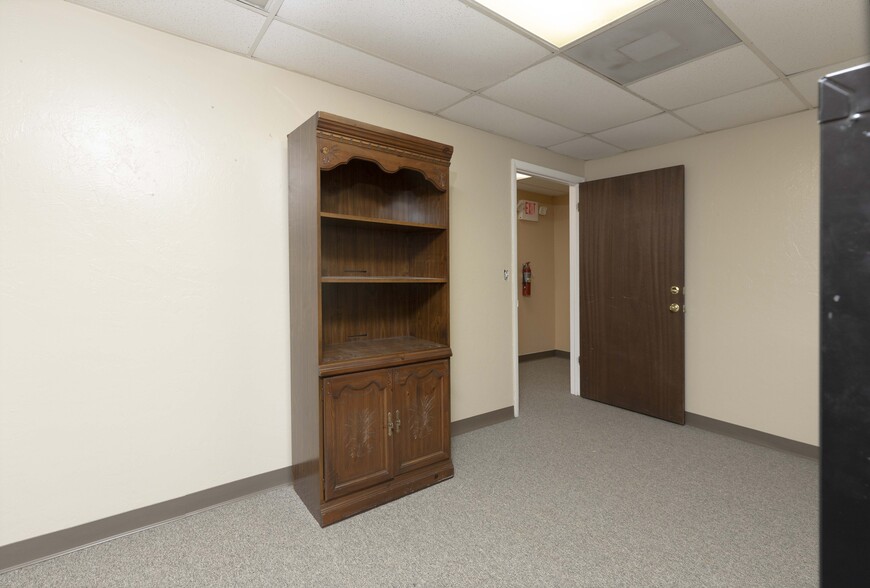 More Photos Of 1203 SE 9th Ter, Cape Coral Light Distribution For Lease