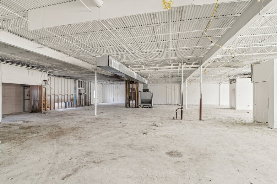 More Photos Of 8717 W Judge Perez Dr, Chalmette Office For Sale