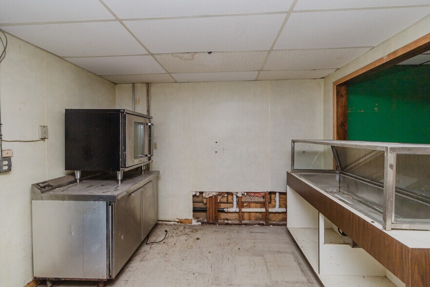 More Photos Of 1015 S Meridian Ave, Wichita Auto Repair For Sale