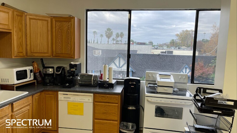 More Photos Of 13808 Ventura Blvd, Sherman Oaks Office For Sale